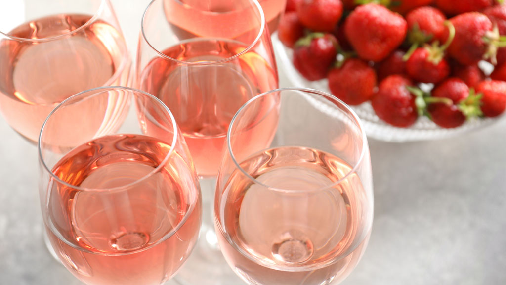 Calici di vino fragolino con fragole affianco