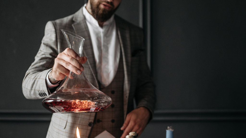 Decantazione del vino con vino rosso