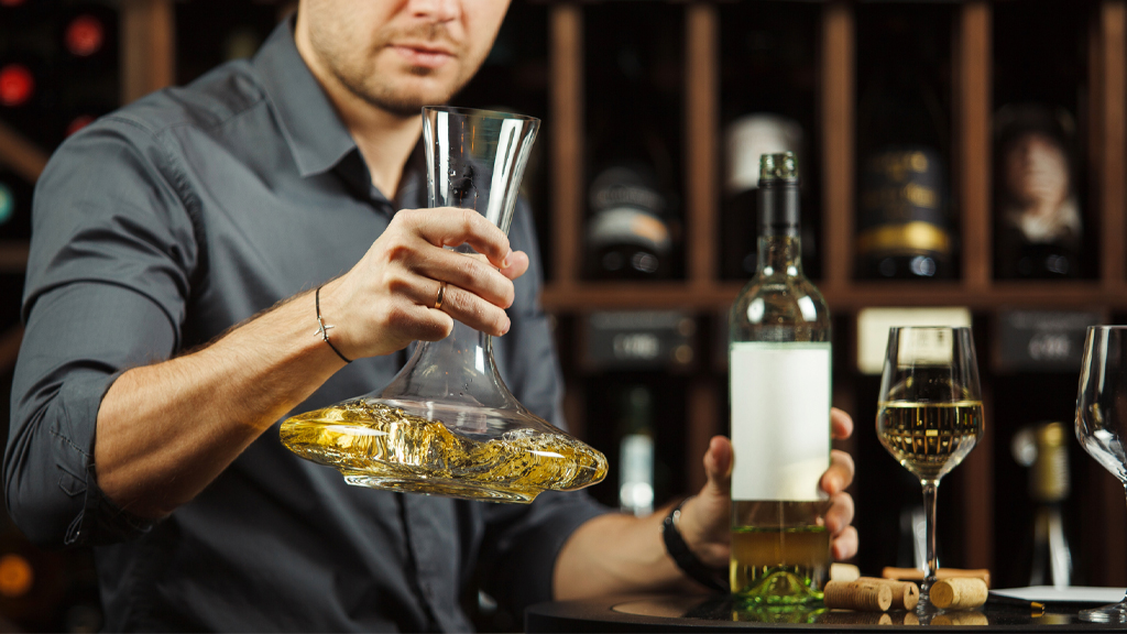Decantazione del vino bianco in un decanter