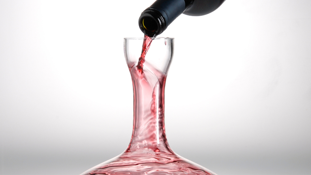 Decanter con vino rosso